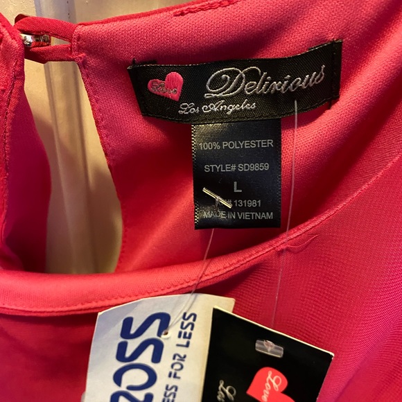 Cute and comfy elastic waist dress. Open slit sleeves. Perfect for the holidays. - Picture 3 of 3